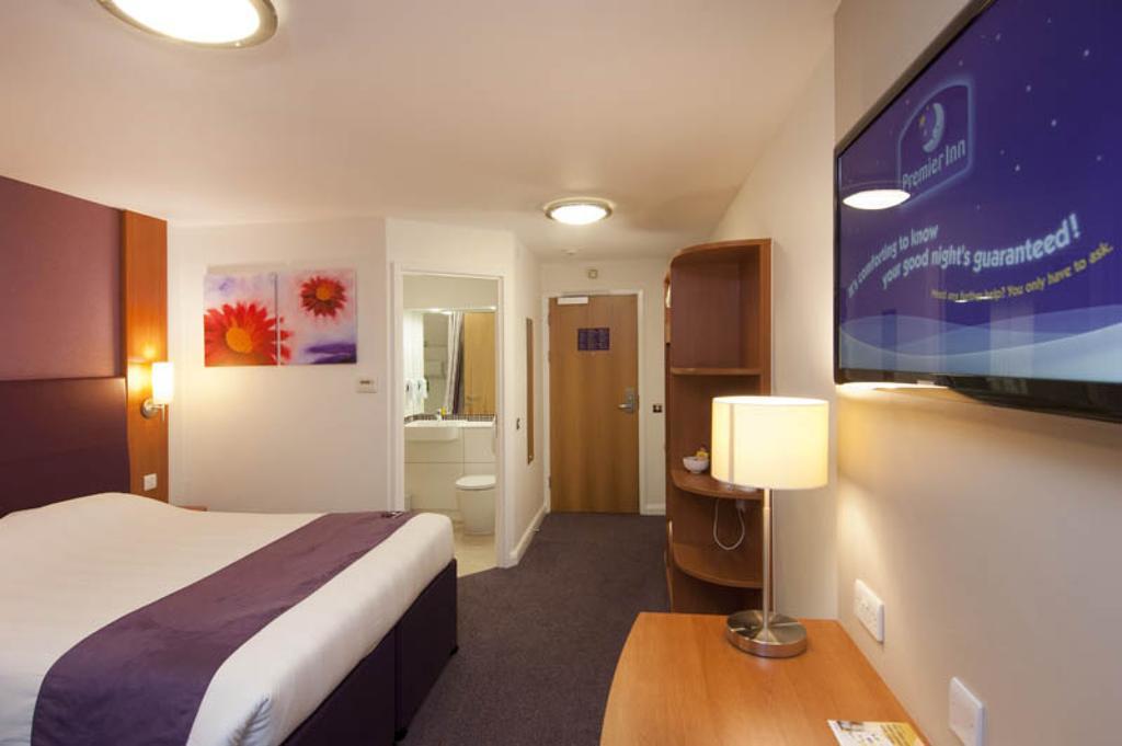 Premier Inn Inverness Centre - River Ness Buitenkant foto